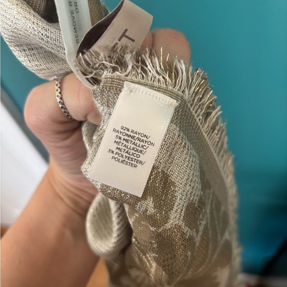 Loft Scarf New with Tag Cream and Ivory with Metallic Thread One Size - Picture 4 of 4